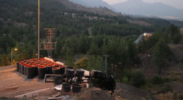 Kaçış rampasında beton bariyere çarpan kamyondaki 4 kişi öldü Kaçış rampasında beton bariyere çarpan kamyondaki 4 kişi öldü