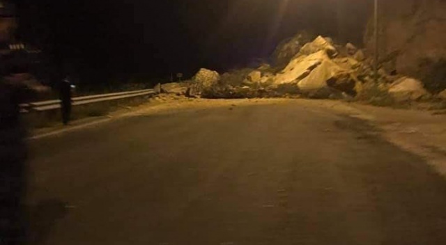 Karabük-Yenice yolu heyelan sonucu ulaşıma kapandı Karabük-Yenice yolu heyelan sonucu ulaşıma kapandı