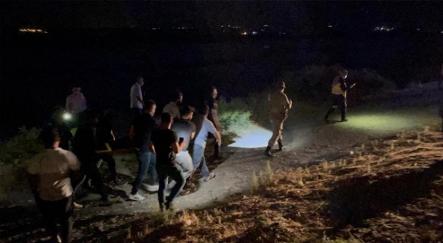 Kontrolden çıkan otomobil çaya düştü: 1 yaralı Kontrolden çıkan otomobil çaya düştü: 1 yaralı