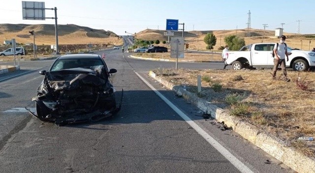 Lüks araç hurdaya döndü, yaralılar var