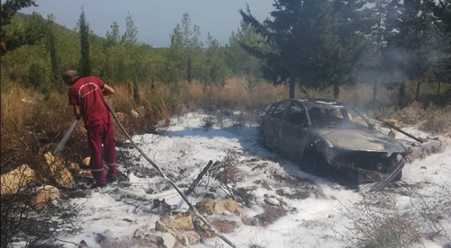 Otomobil aniden alev aldı! Yangın ormana sıçramadan söndürüldü