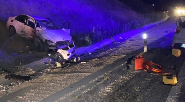 Otomobiller kafa kafaya çarpıştı: Ölü ve yaralılar var Otomobiller kafa kafaya çarpıştı: Ölü ve yaralılar var