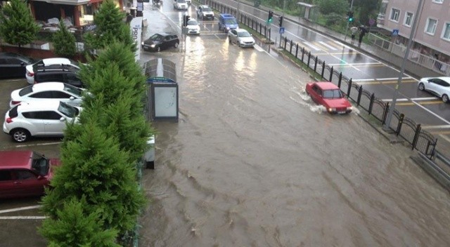 Rize’de sağanak yağış, karayolu trafiğe kapandı Rize’de sağanak yağış, karayolu trafiğe kapandı