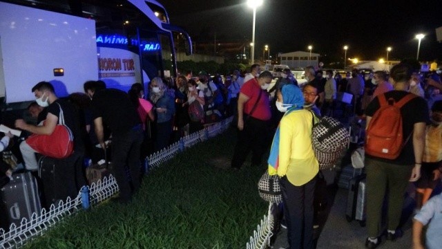 Trabzon Havalimanı pisti uçuşlara kapatıldı, yoğunluk oluştu Trabzon Havalimanı pisti uçuşlara kapatıldı, yoğunluk oluştu