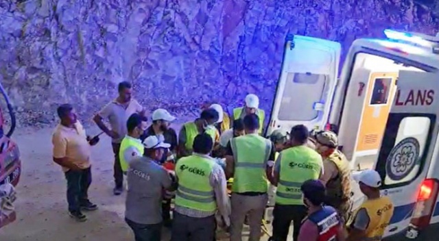 Yangına müdahale ederken yanan ağaç üzerlerine düştü
