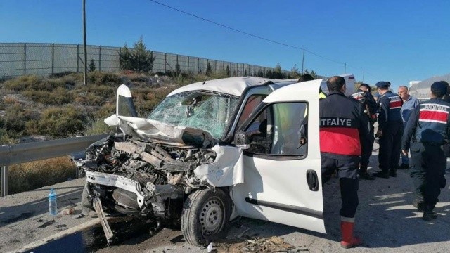 Aşırı hız ölüm getirdi: Araba, 2 gence mezar oldu Aşırı hız ölüm getirdi: Araba, 2 gence mezar oldu
