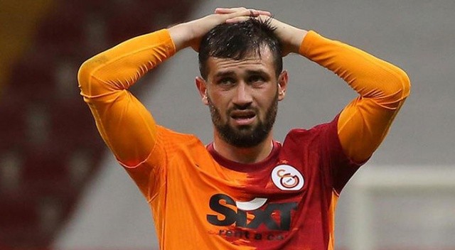 Galatasaray taraftarından Ömer Bayram’a tepki: Formasını yere attı Galatasaray taraftarından Ömer Bayram’a tepki: Formasını yere attı