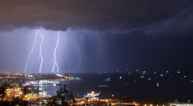 İskenderun’da şimşekler geceyi aydınlattı