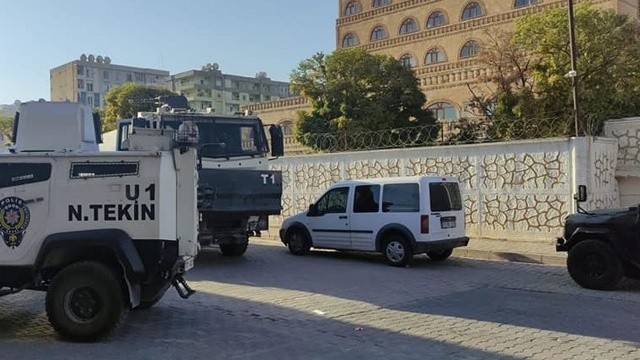 Mardin otogarında taşlı sopalı kavga, yaralananlar var Mardin otogarında taşlı sopalı kavga, yaralananlar var