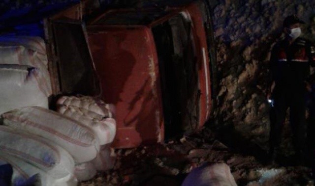 Mersin'de saman yüklü kamyon devrildi, ölü ve yaralılar var