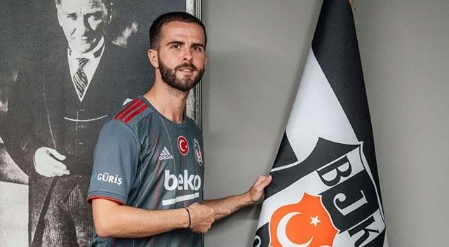 Miralem Pjanic sahne alıyor Miralem Pjanic sahne alıyor