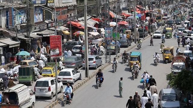 Pakistan&#039;da Covid aşısı olmayan 100 kişi gözaltına aldı