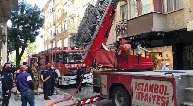 Pendik'te 5 katlı binada çatı yangını Pendik'te 5 katlı binada çatı yangını
