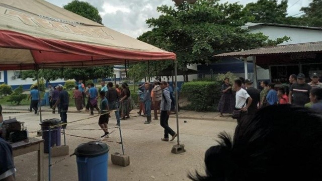 Guatemala'da aşı karşıtı köylüler sağlık çalışanlarını alıkoydu Guatemala'da aşı karşıtı köylüler sağlık çalışanlarını alıkoydu