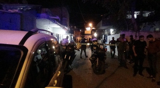 İzmir’de akrabalar birbirine girdi: 1 ölü, 5 yaralı İzmir’de akrabalar birbirine girdi: 1 ölü, 5 yaralı