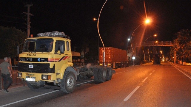 Kamyon geçti, damperi köprüde kaldı Kamyon geçti, damperi köprüde kaldı