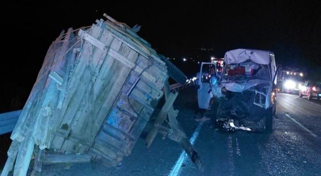 Minibüs ile traktör çarpıştı: 3 yaralı