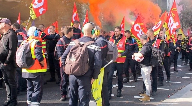 Paris&#039;te itfaiyecilerden, ses ve sis bombalı protesto
