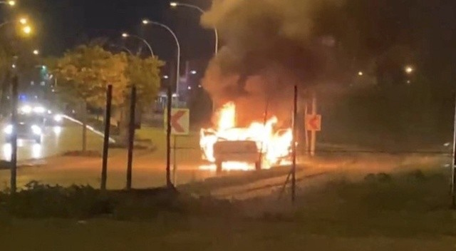 Otomobil alev topuna döndü: Sürücü canını zor kurtardı Otomobil alev topuna döndü: Sürücü canını zor kurtardı