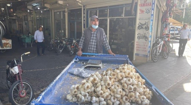 Seyyar satıcı yerde buldu, para dolu cüzdanı sahibine ulaştırdı Seyyar satıcı yerde buldu, para dolu cüzdanı sahibine ulaştırdı