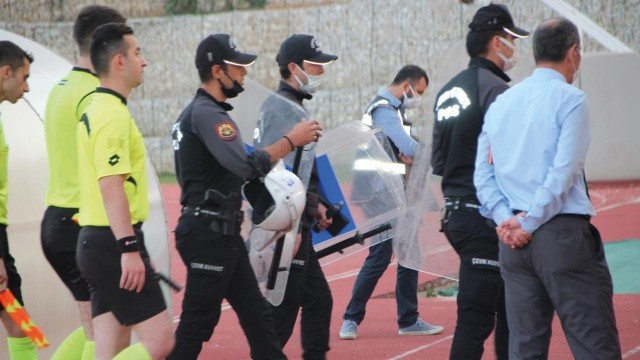 90+8'de gelen gol sahayı karıştırdı: İki takım oyuncuları birbirine girdi 90+8'de gelen gol sahayı karıştırdı: İki takım oyuncuları birbirine girdi