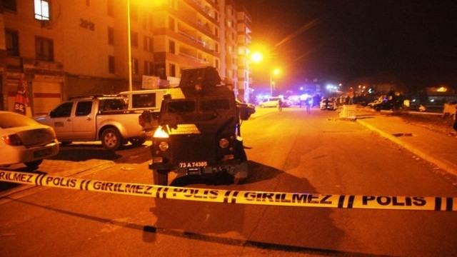 Cizre'de Korucu başı aracına bindiği esnada bombalı saldırıya uğradı Cizre'de Korucu başı aracına bindiği esnada bombalı saldırıya uğradı