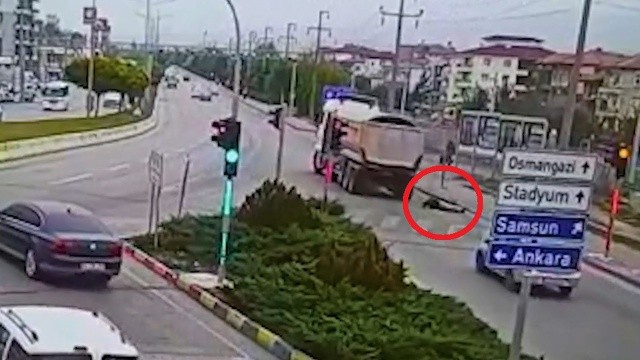 Dengesini kaybetti, kafasını kamyona çarpıp öldü
