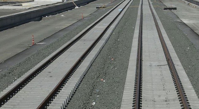 Hem yolda hem rayda hareket edebilen 'trenbüs' hizmete giriyor Hem yolda hem rayda hareket edebilen 'trenbüs' hizmete giriyor