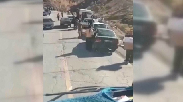 İran&#039;da devrilen Türk tırındaki ürünler yağmalandı