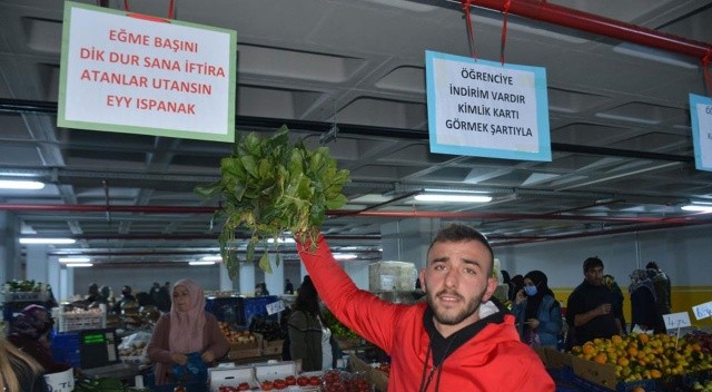 Ispanak satışları düşen esnaf çözümü afiş asmakta buldu Ispanak satışları düşen esnaf çözümü afiş asmakta buldu