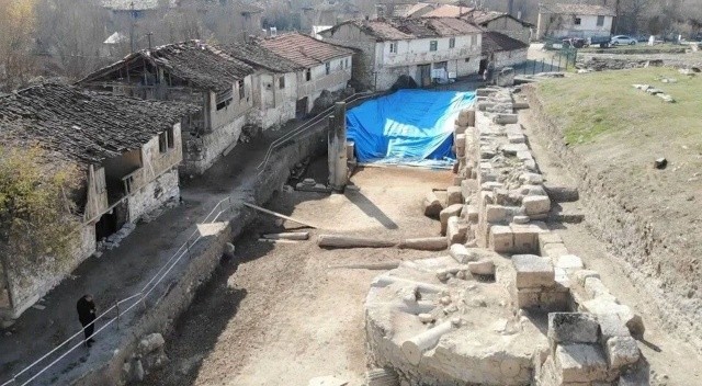 Kütahya'da türbe sanılarak dua edilen yer boş çıktı Kütahya'da türbe sanılarak dua edilen yer boş çıktı