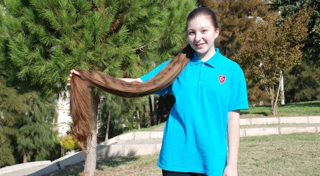 Rapunzel Pelin’in saçları boyunu aştı Rapunzel Pelin’in saçları boyunu aştı