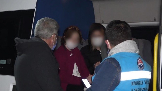 Riski gruptaki iki kız arkadaş otobüste yakalandı Riski gruptaki iki kız arkadaş otobüste yakalandı