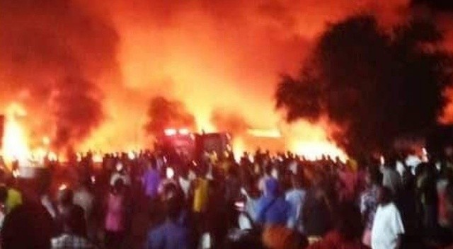 Sierra Leone'de yakıt tankerinde patlama: 99 ölü Sierra Leone'de yakıt tankerinde patlama: 99 ölü
