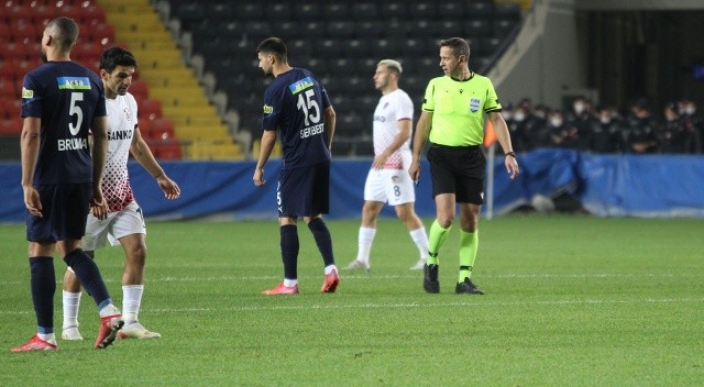 Türk futbolunda tarihi olay! Maçı erken bitirdi, futbolcuları geri çağırdı
