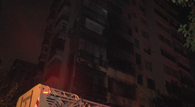 10 katlı apartmanda yangın! Mahalleli hortumla müdahale etti 10 katlı apartmanda yangın! Mahalleli hortumla müdahale etti