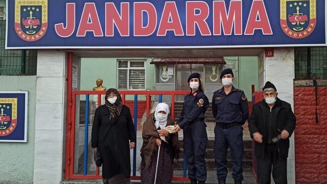 88 yaşındaki Halime Nine, Mehmetçik için yün çorap ördü 88 yaşındaki Halime Nine, Mehmetçik için yün çorap ördü