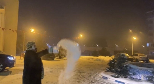 Ağrı'da kaynar su havada dondu Ağrı'da kaynar su havada dondu