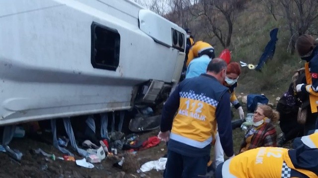 Amasya'da tur otobüsü devrildi, 27 yaralı var Amasya'da tur otobüsü devrildi, 27 yaralı var