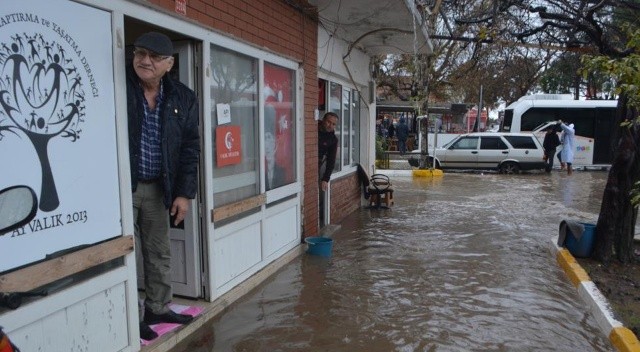Ayvalık’ta kuvvetli yağış nedeniyle evleri su bastı Ayvalık’ta kuvvetli yağış nedeniyle evleri su bastı
