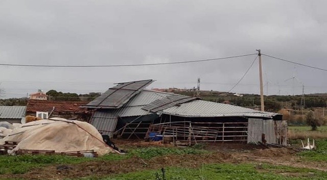 Çeşme'de hortum paniği: Evlerin çatılarında hasar oluştu Çeşme'de hortum paniği: Evlerin çatılarında hasar oluştu