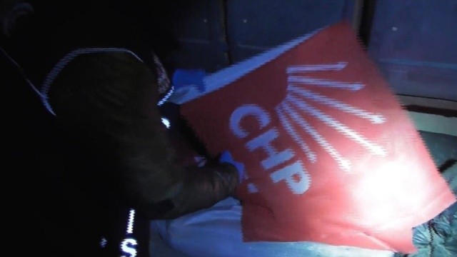 CHP'ye ait minibüsle uyuşturucu sevkiyatı CHP'ye ait minibüsle uyuşturucu sevkiyatı