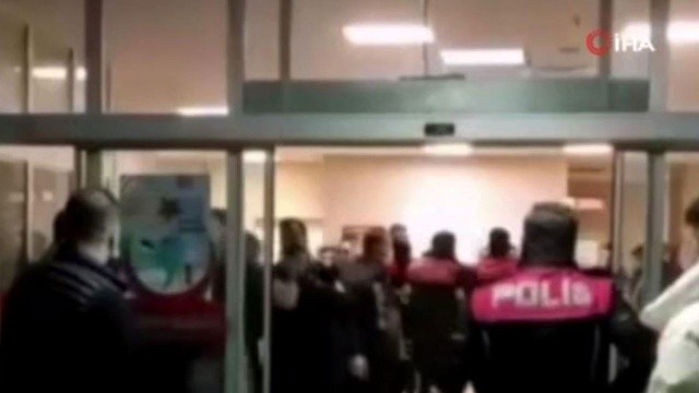 Çocukların kavgasına aileler karıştı: Baba oğul yaralandı, görmeye giden anne hastanede vuruldu Çocukların kavgasına aileler karıştı: Baba oğul yaralandı, görmeye giden anne hastanede vuruldu