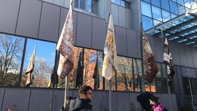 Enerji krizine ilginç protesto: Battaniyeli direniş Enerji krizine ilginç protesto: Battaniyeli direniş