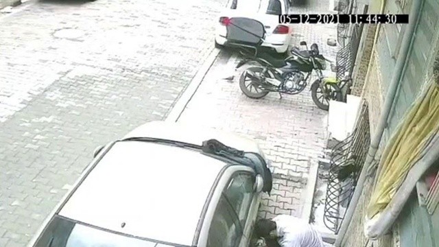 Esenyurt’ta şok eden görüntü: Sokak ortasında tuvaletini yaptı Esenyurt’ta şok eden görüntü: Sokak ortasında tuvaletini yaptı