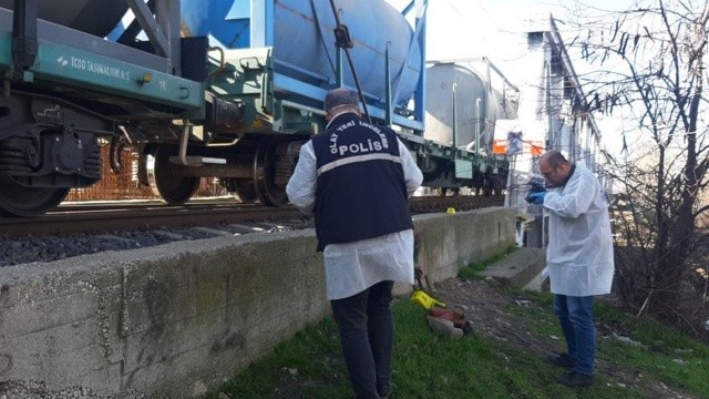 Feci ölüm! Hızla gelen trenden kaçamadı