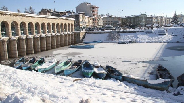 Hava eksi 16 dereceyi gördü, göl dondu