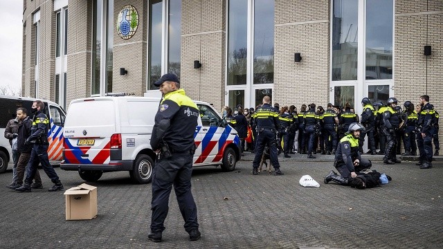 Hollanda'da bina basan 50 PKK yandaşı yakalandı Hollanda'da bina basan 50 PKK yandaşı yakalandı