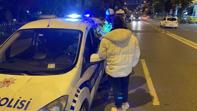 Karantinayı delip dışarıda yılbaşını kutlamaya gittiler