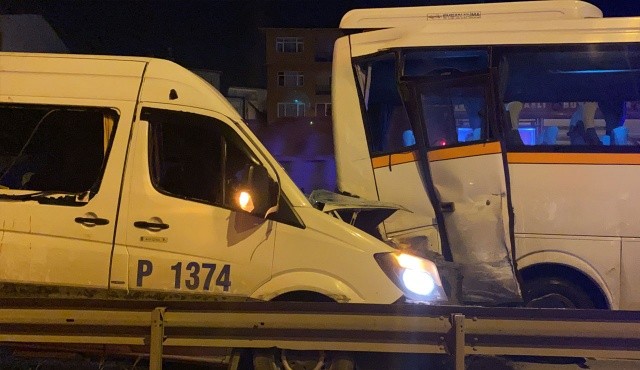 Kocaeli'de işçi servisleri çarpıştı, ortalık savaş alanına döndü Kocaeli'de işçi servisleri çarpıştı, ortalık savaş alanına döndü